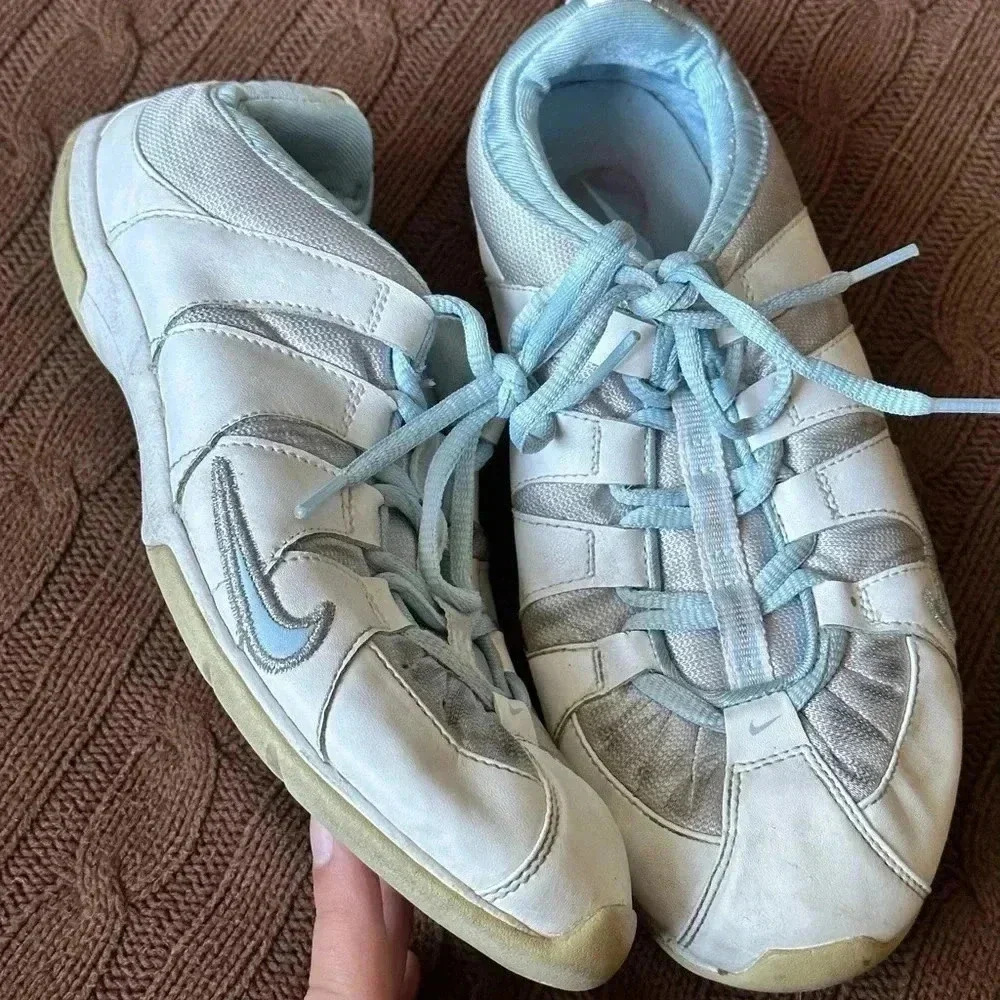 Nike size 6 Y sneakers